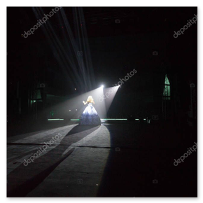 Auftrittsfoto auf Bühne im Scheinwerferlicht