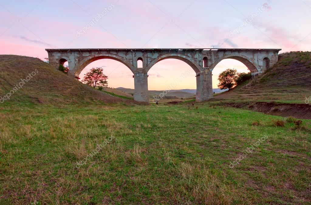 Klassizistischer Saal mit Säulen