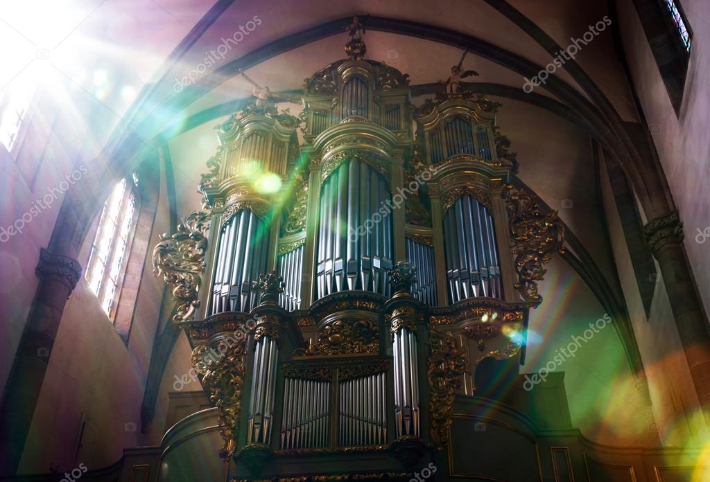 Kirchenschiff mit Lichtstrahlen