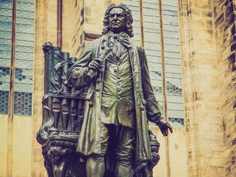 Noten einer Bach-Kantate auf einem Notenpult