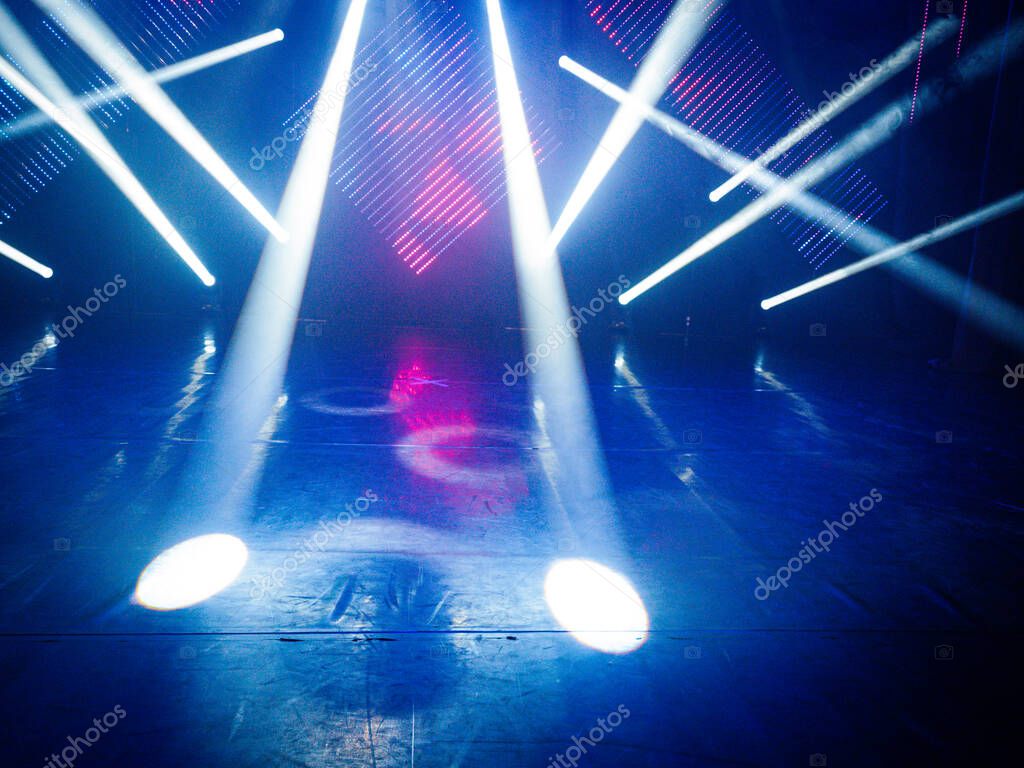 Bühne im Chiaroscuro-Licht mit Flügel